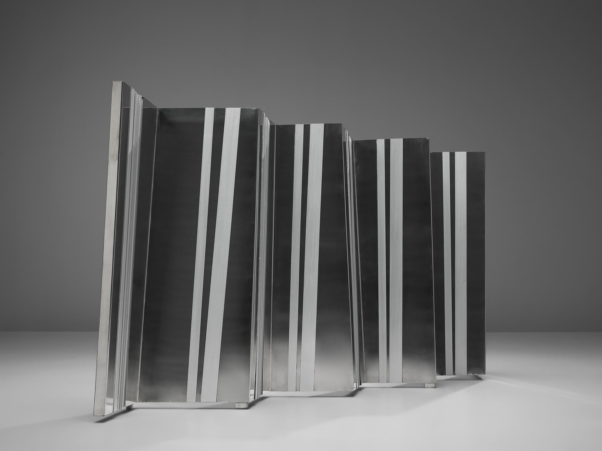 Salvatore Messina, Skulptur, Aluminium, Italien, 1960

Salvatore Messina (1916-1982) beschäftigte sich in seinen Metallskulpturen mit der Frage der Bewegung und dem Konzept des Raums. Die Dreidimensionalität dieser Skulptur wird durch die in