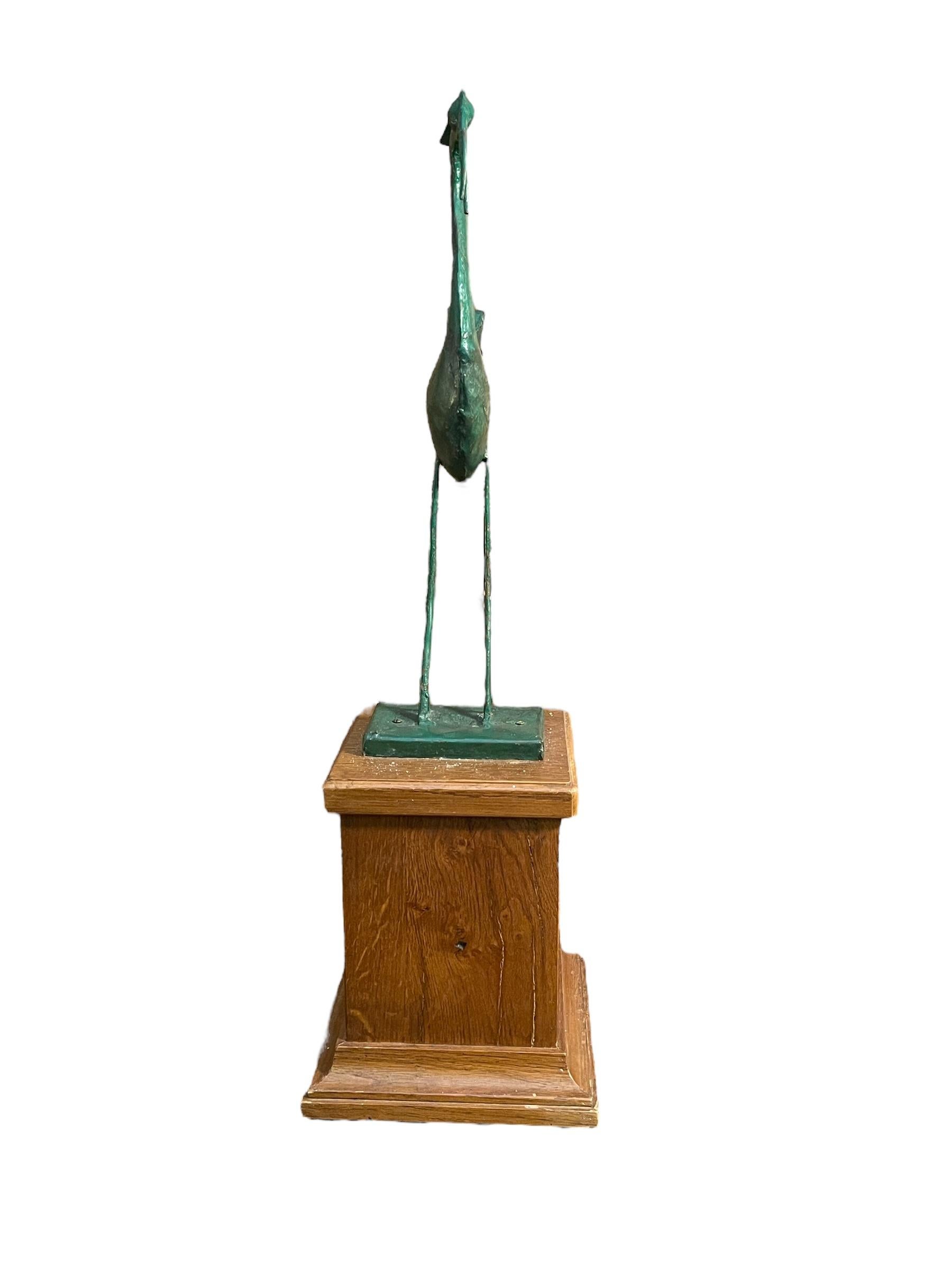 Sculpture en métal, héron, 20e siècle
Sculpture représentant un oiseau, le héron, en métal laqué vert, sur un socle en bois.
Bon état, comme indiqué sur la photo
Dimensions maximales sans socle : 30x14 cm, hauteur 49 cm
Dimensions maximales avec