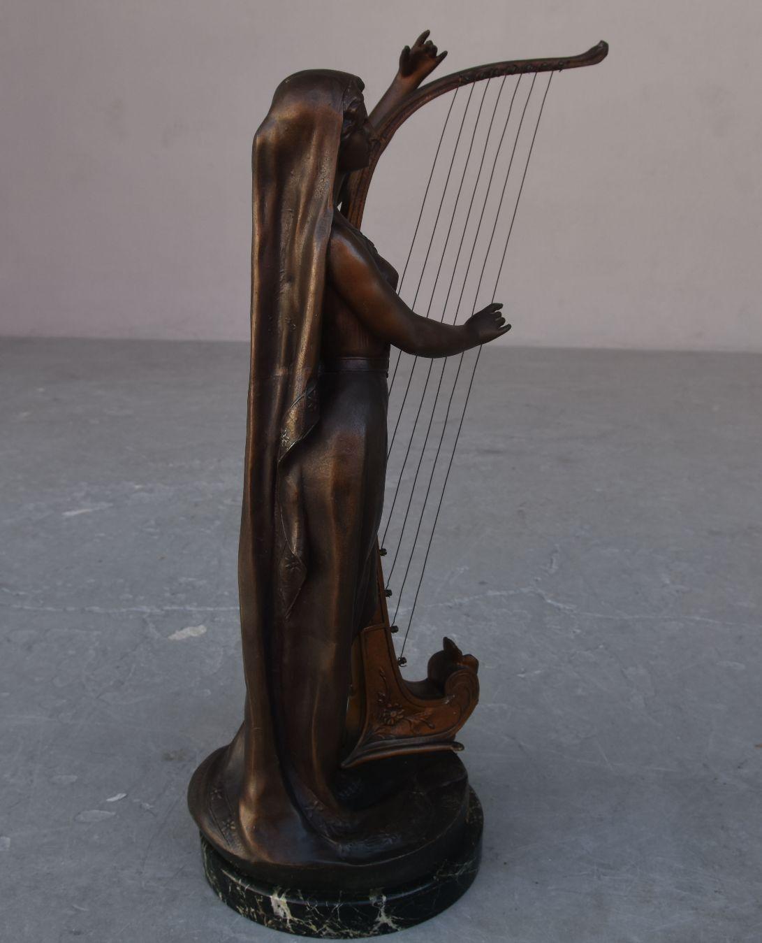 Francese Scultura in metallo ispirata da Théophile Somme Jeune Harpiste in vendita