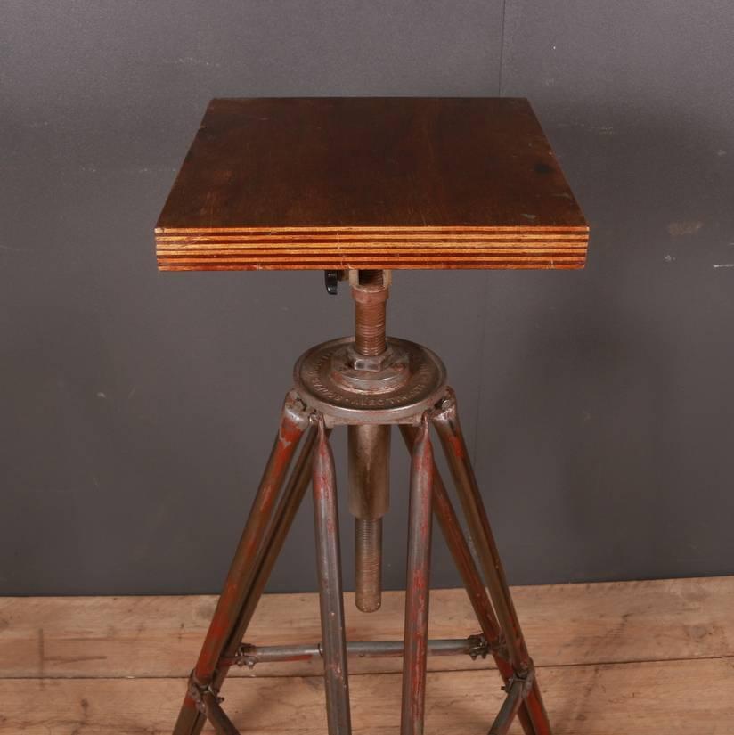 support de sculptures en métal anglaises des années 1920. Le dessus mesure 36 cm de côté. 

Dimensions : 
26.5 pouces (67 cms) de large
41.5 pouces (105 cms) de haut 

 