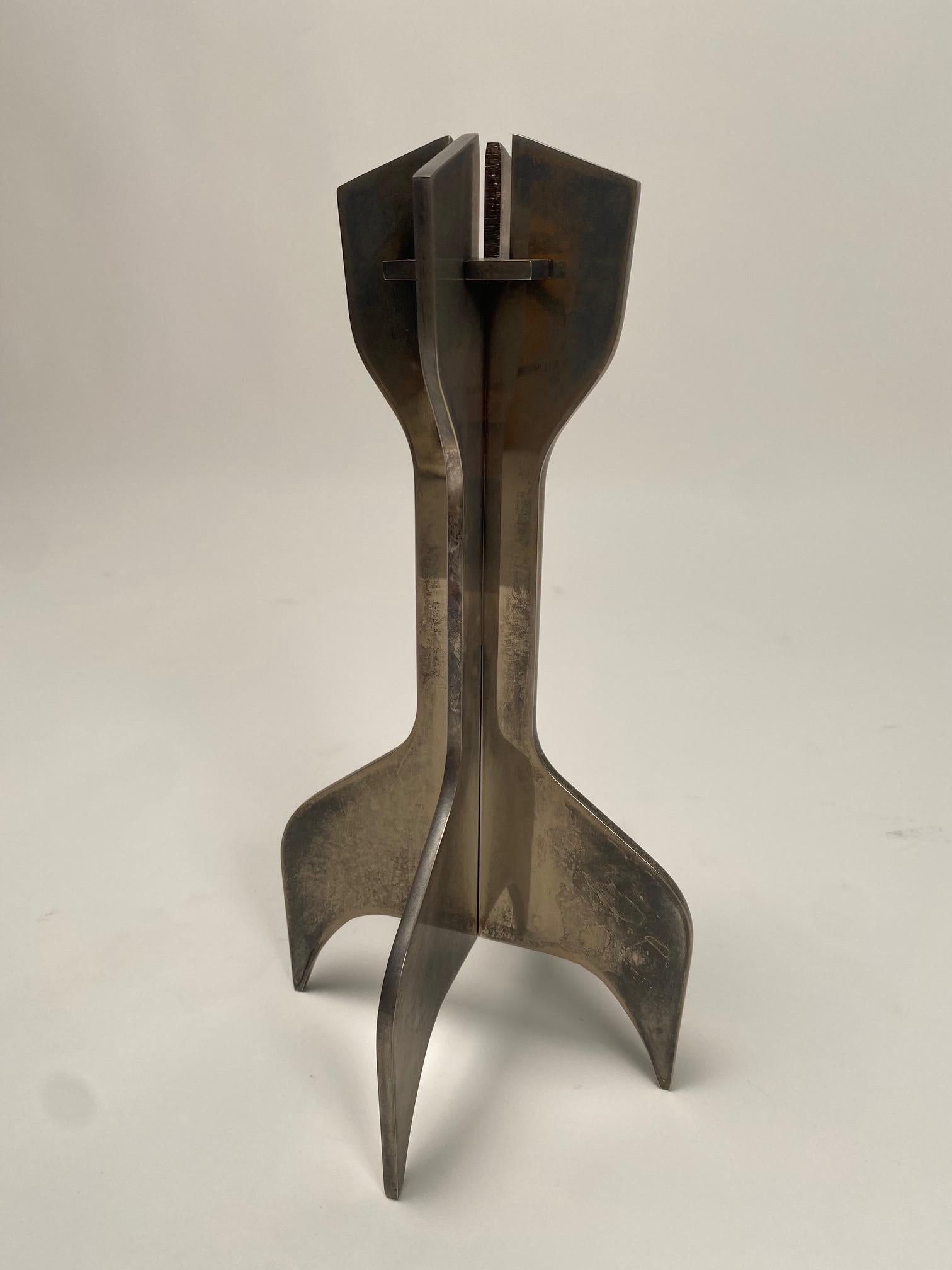 Satz von zwei italienischen Metallskulpturen der Jahrhundertmitte, entworfen von Marcel Breuer, Kerzenhalter von Gavina mit zerlegbaren Elementen aus verchromtem Stahl.

Der Kerzenhalter besteht aus drei ineinander greifenden Elementen.

Es handelt