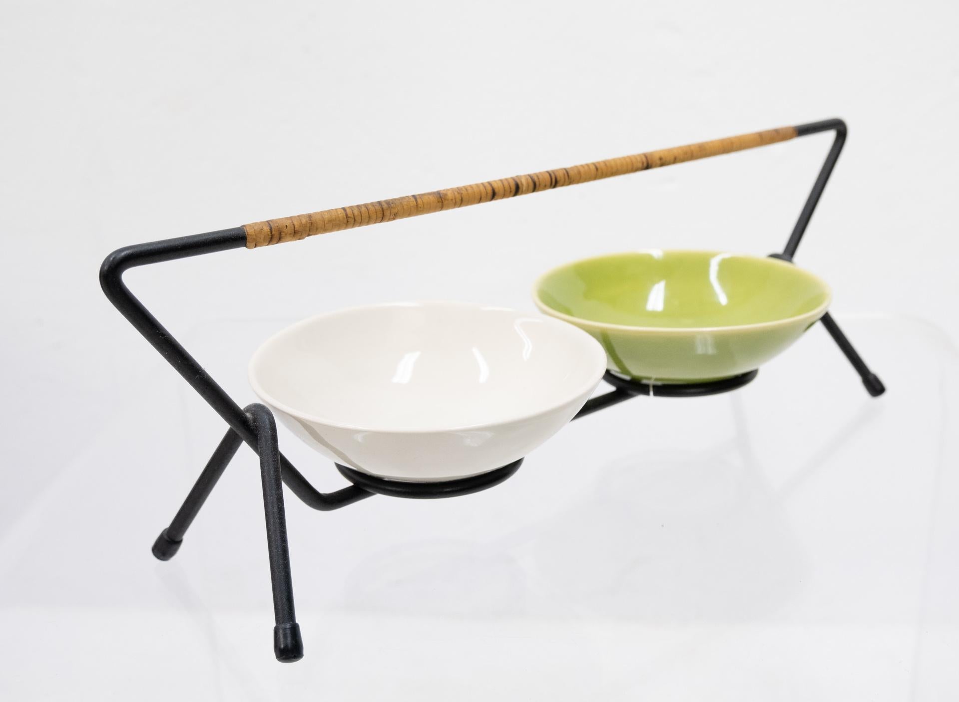 Metal and wicker stand, with two Eslau glazed stone ware bowls. Denmark 1950. Remarkable good
condition. Still complete aft her all these years. Looking great on your diner table. Sushi sauce ?
Signed. '' Eslau stoneware Denmark ''
Measures: