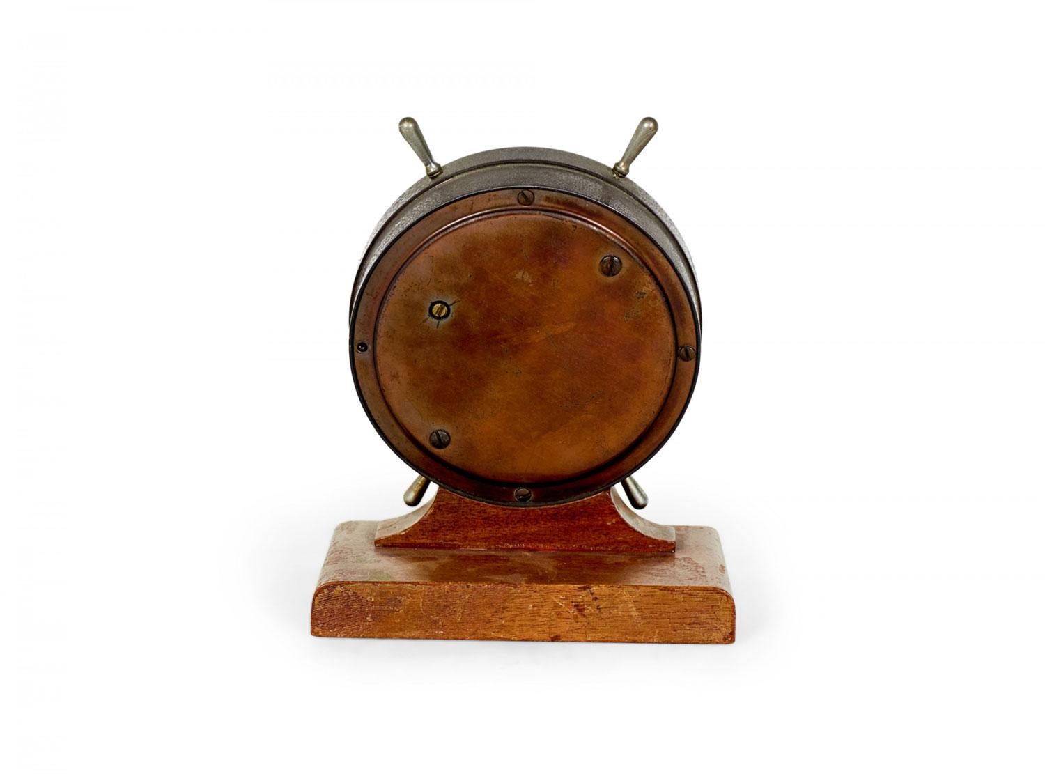 Metal Ship-Wheel Barometer Bon état - En vente à Queens, NY