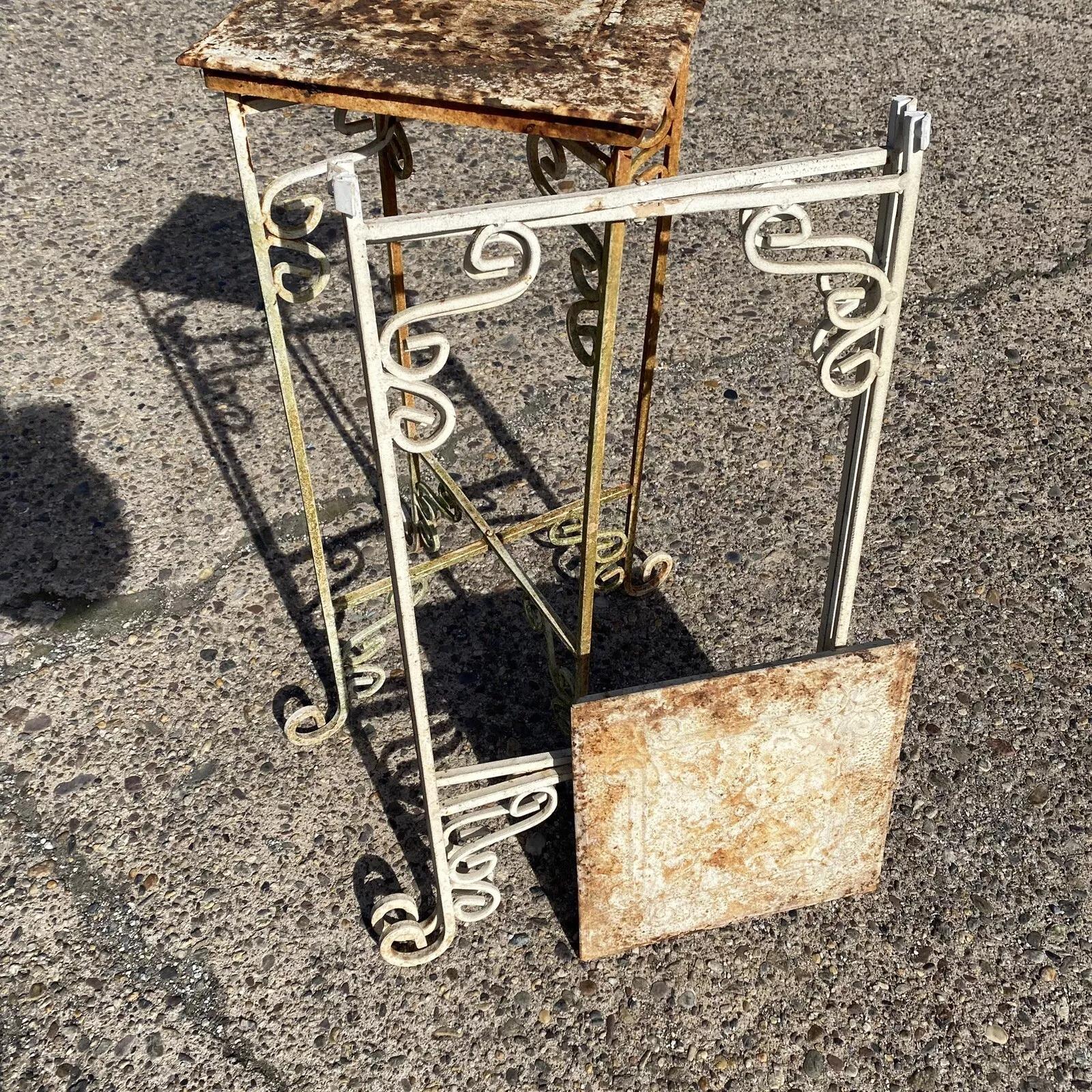 Folding Metall Beistelltische der viktorianischen Stil Reclaimed geprägte Metall Celling Tin - ein Paar. CIRCA Spätes 20. Jahrhundert. Abmessungen: 27