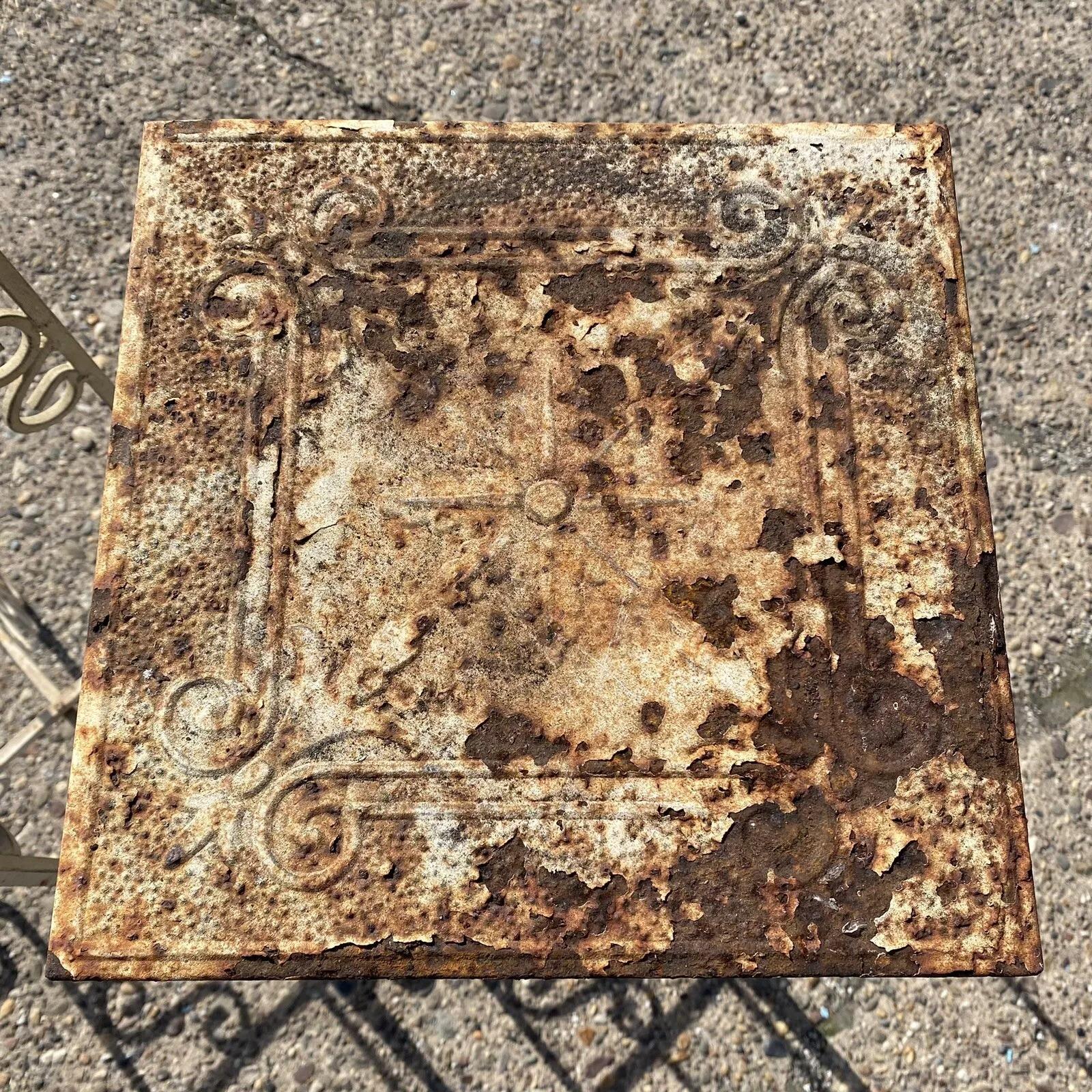 Metallbeistelltische im viktorianischen Stil aus geprägtem Metall - Paar (20. Jahrhundert) im Angebot