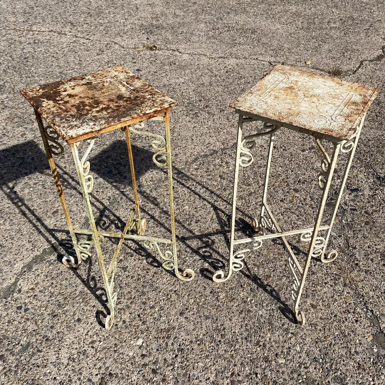Metallbeistelltische im viktorianischen Stil aus geprägtem Metall - Paar im Angebot 3