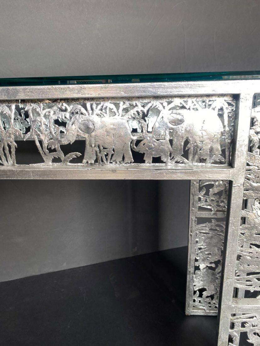 Konsole aus Metall mit Blattmetall-Silberblech-Finish und Elefantenszenen im Dschungel (Mitte des 20. Jahrhunderts) im Angebot