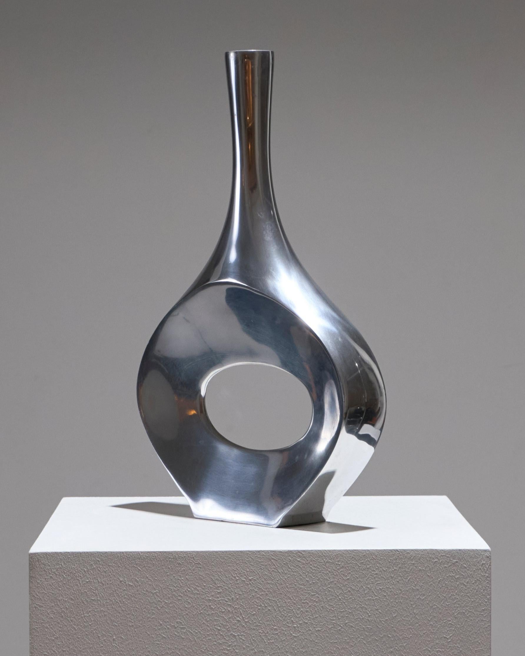 Aluminum soliflore vase, 1980s.
Rounded base with a central opening, topped by a slender neck. In very good condition. A piece in the spirit of the decade’s futuristic minimalism.

LP5740