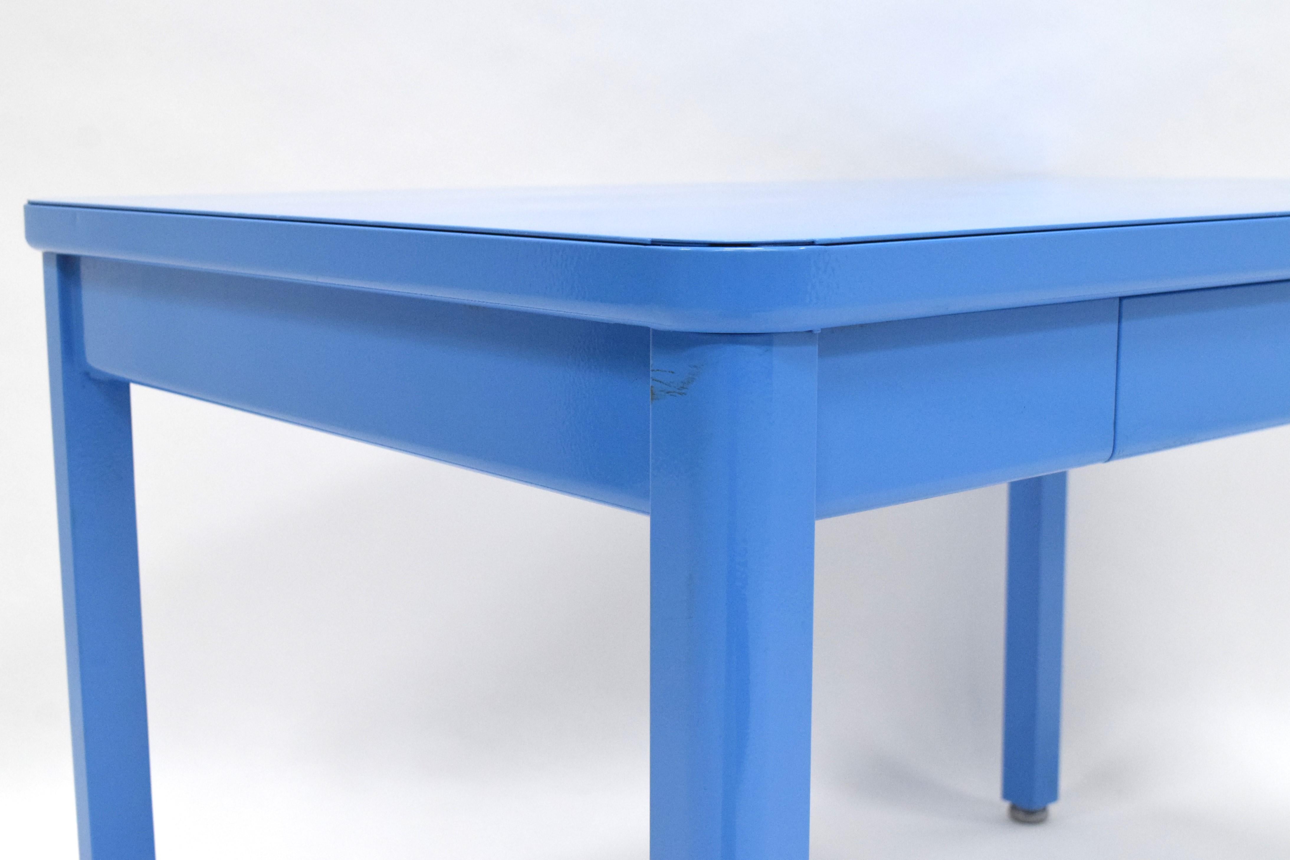 Tavolo o scrivania multiuso di Steelcase. Costruito per durare a metà del XX secolo. 
 