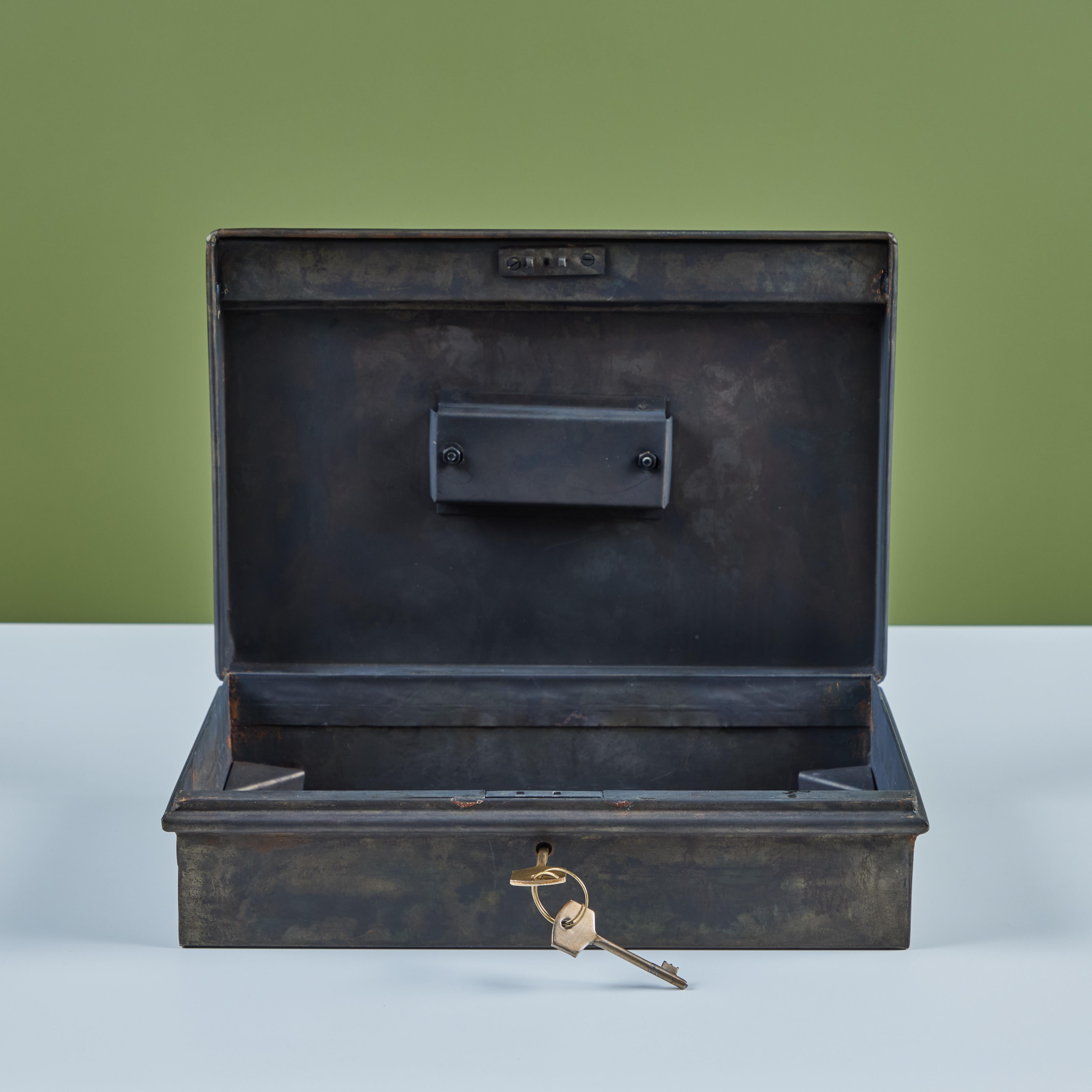 Aufbewahrungsbox aus Metall mit Schlüssel im Angebot 2