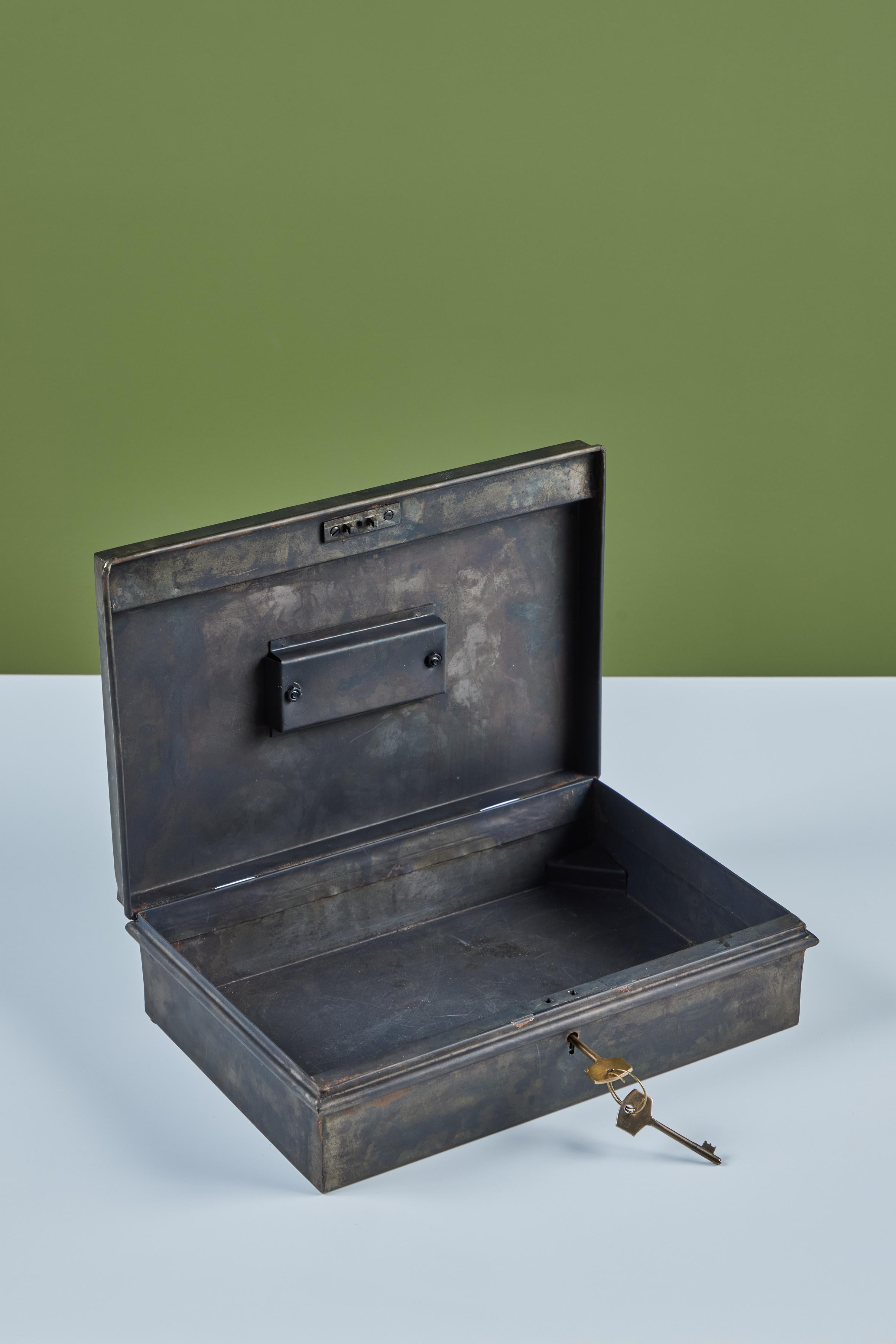 Boîte de rangement en métal avec clé en vente 2