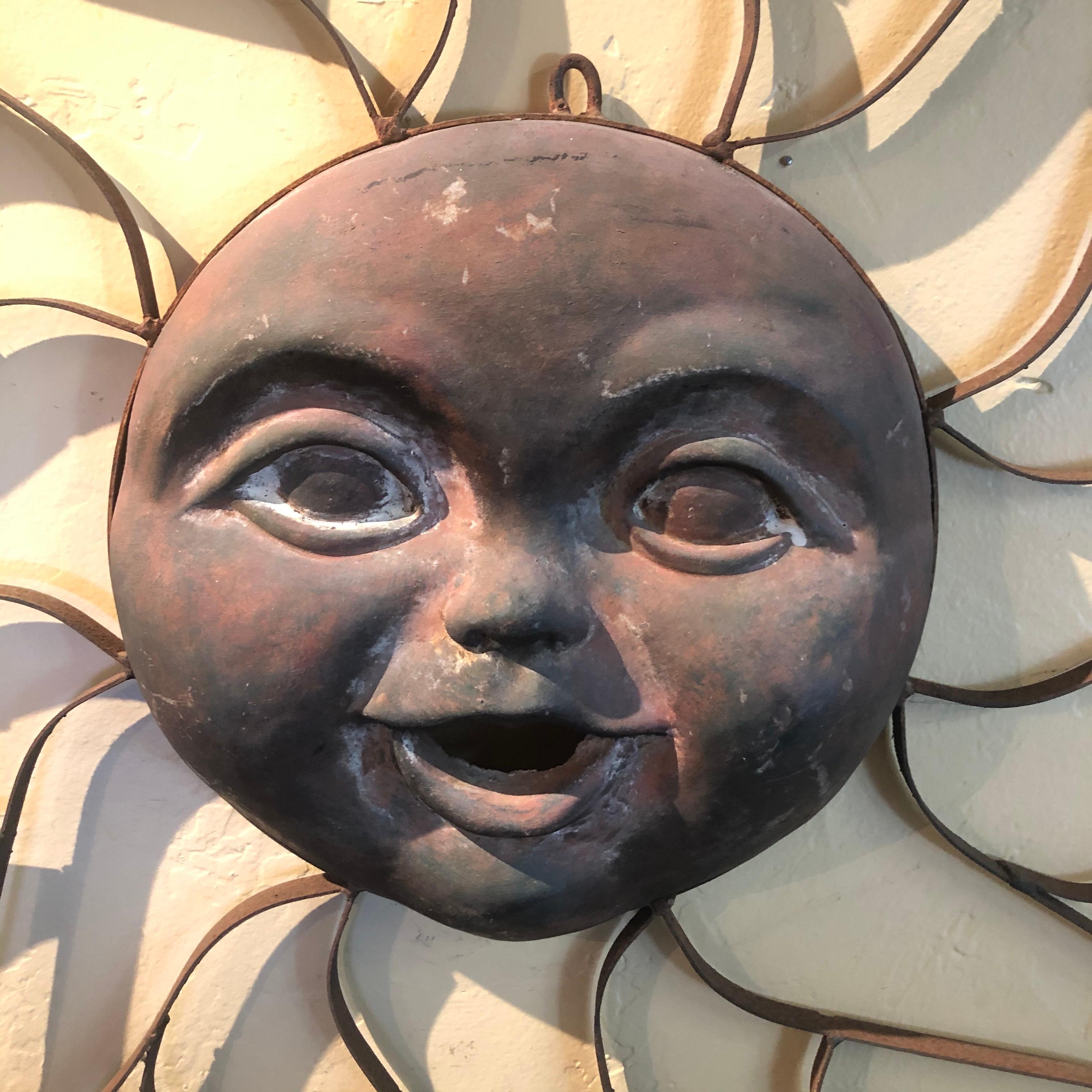 Américain Sculpture solaire en métal vieilli / Suspension murale en vente