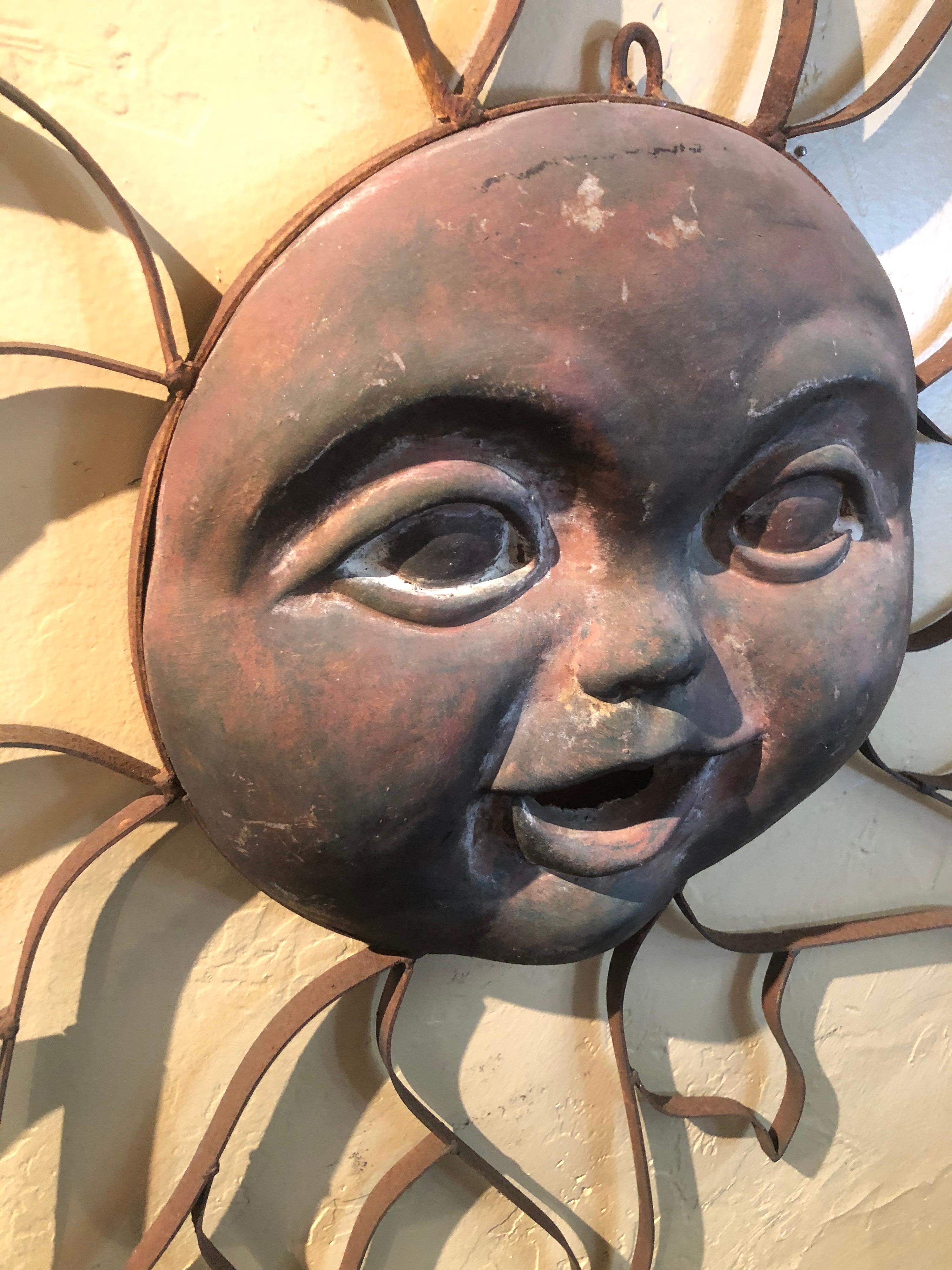 20ième siècle Sculpture solaire en métal vieilli / Suspension murale en vente