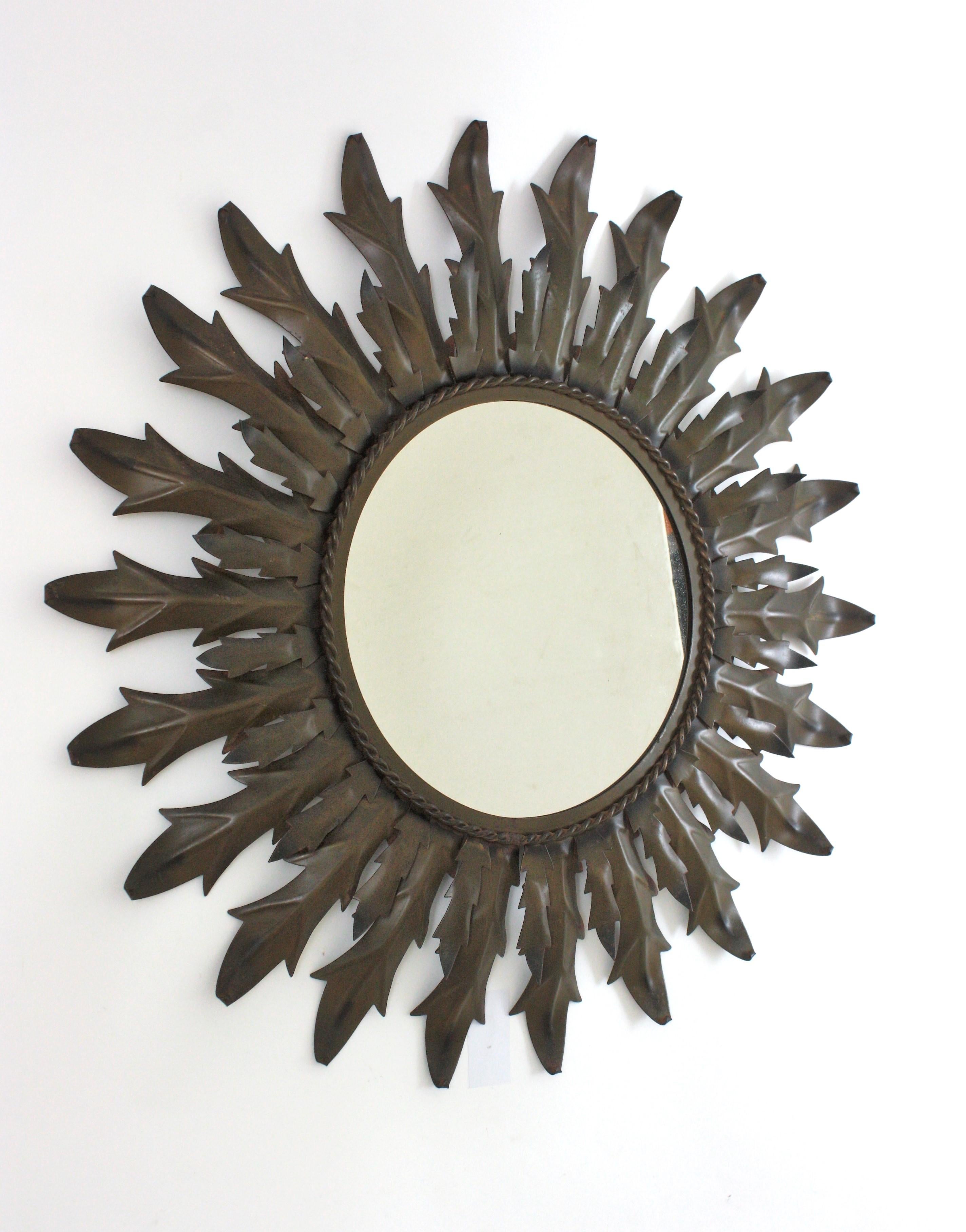 Mid-Century moderno Specchio a raggiera in metallo color Greene & Greene, anni '60 in vendita