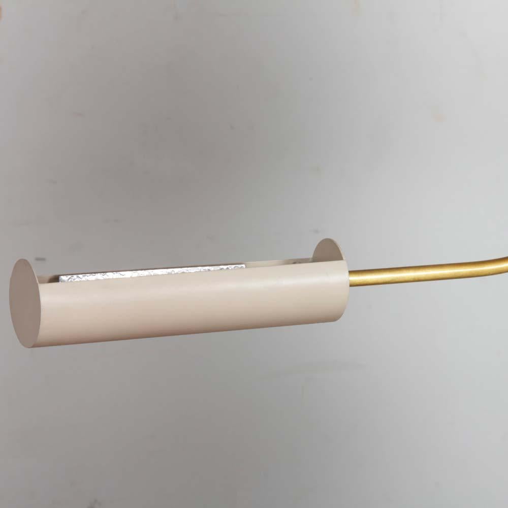 Esta lámpara colgante de metal, fabricada por Lucien Gau en la década de 1980, está en buen estado original.
Consiste en una pantalla en forma de platillo suspendida por un fino hilo transparente, que le da un aspecto aéreo.
La bombilla, orientada