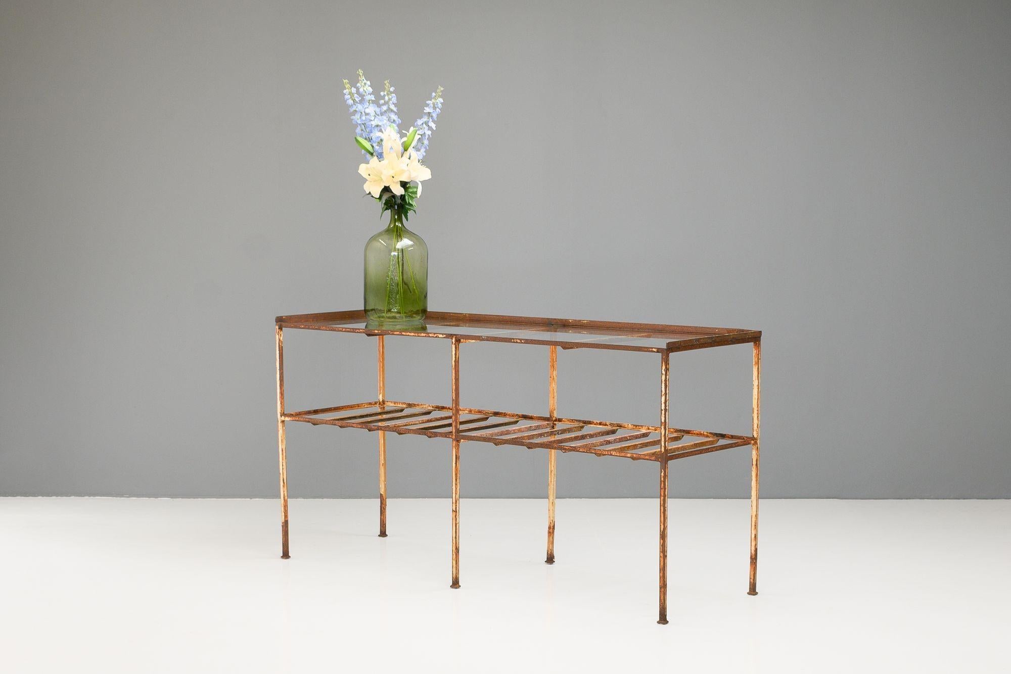 Table en métal à deux niveaux avec plateau en verre trempé. Vers 1930
H 96cm x L 181cm x P 61cm