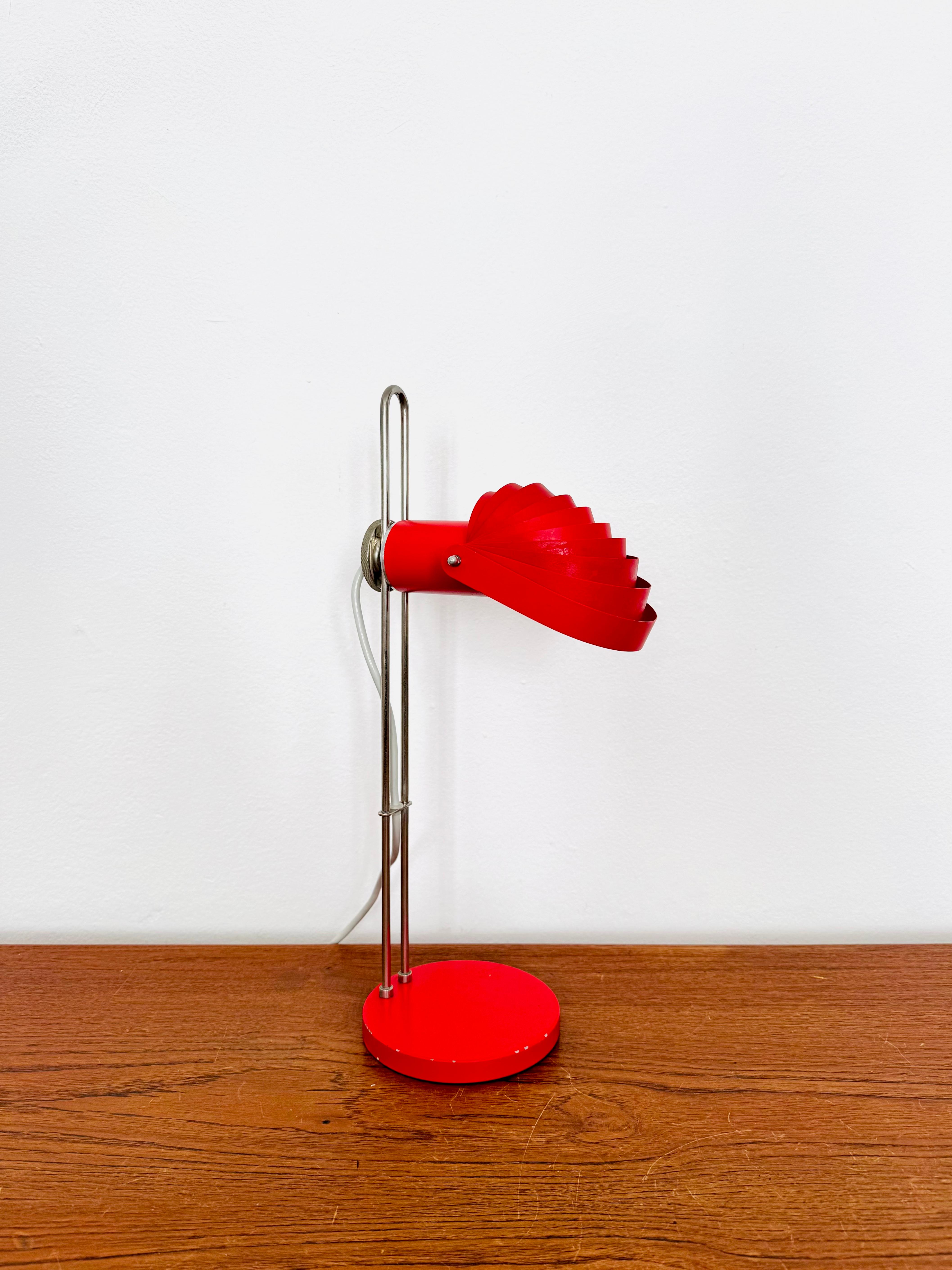Maravillosa lámpara de sobremesa de metal rojo de E.R. Nele de los años 60.
Un diseño excepcional y un objeto luminoso encantador.
La lámpara difunde un maravilloso ambiente luminoso y es un enriquecimiento para cualquier mesa.

Estado:

Buen estado