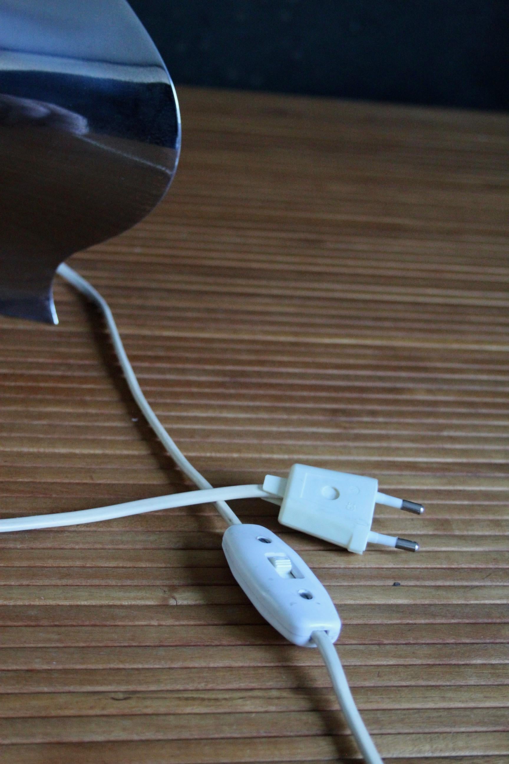 Metal table lamp For Sale 3