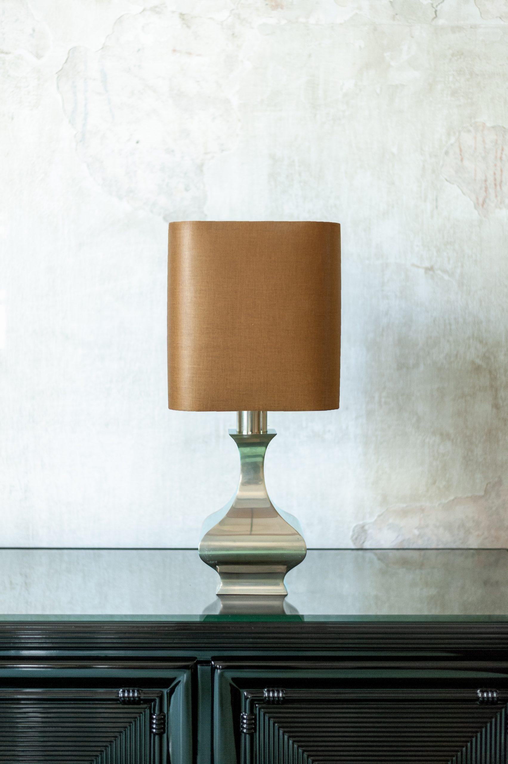 Lámpara de mesa de metal con pantalla de tela - Años 70
Detalles del producto
Dimensiones de la base: 17 An x 17 Pr cm
Dimensiones de la pantalla: 26 An x 28 Al x 26 Pr cm
Altura total: 57,5 cm