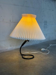 Lampada da tavolo in metallo con paralume Le Klint, stile danese Mid-Century Modern degli anni '70