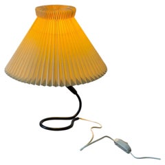 Lampada da tavolo in metallo con paralume Le Klint, stile danese Mid-Century Modern degli anni '70