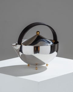 Tetera de metal de Bodum, diseñada por Carsten Jørgensen, años 80