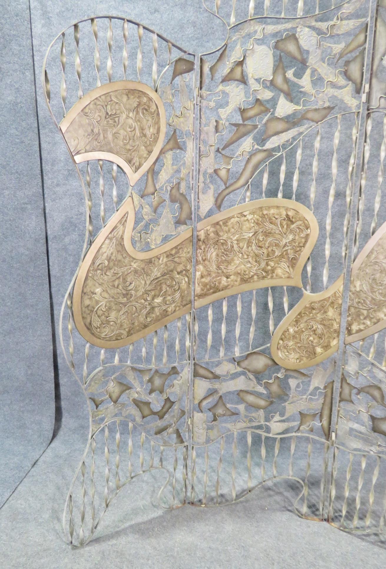 Un étonnant séparateur d'écran décoratif orné de motifs métalliques abstraits. Veuillez confirmer la localisation de l'objet auprès du vendeur (NY/NJ).