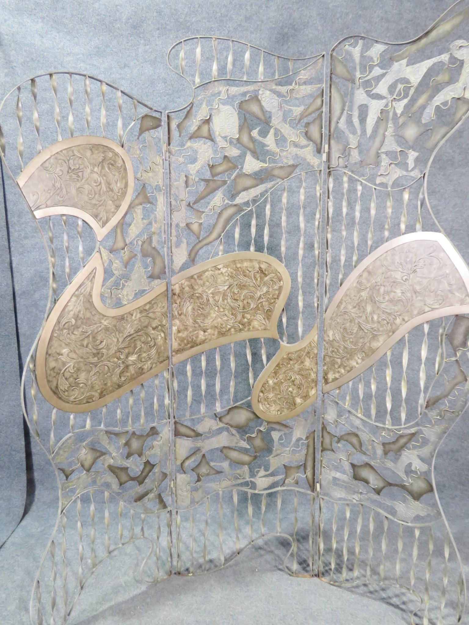 Mid-Century Modern Paravent métallique à trois sections avec motifs abstraits en vente