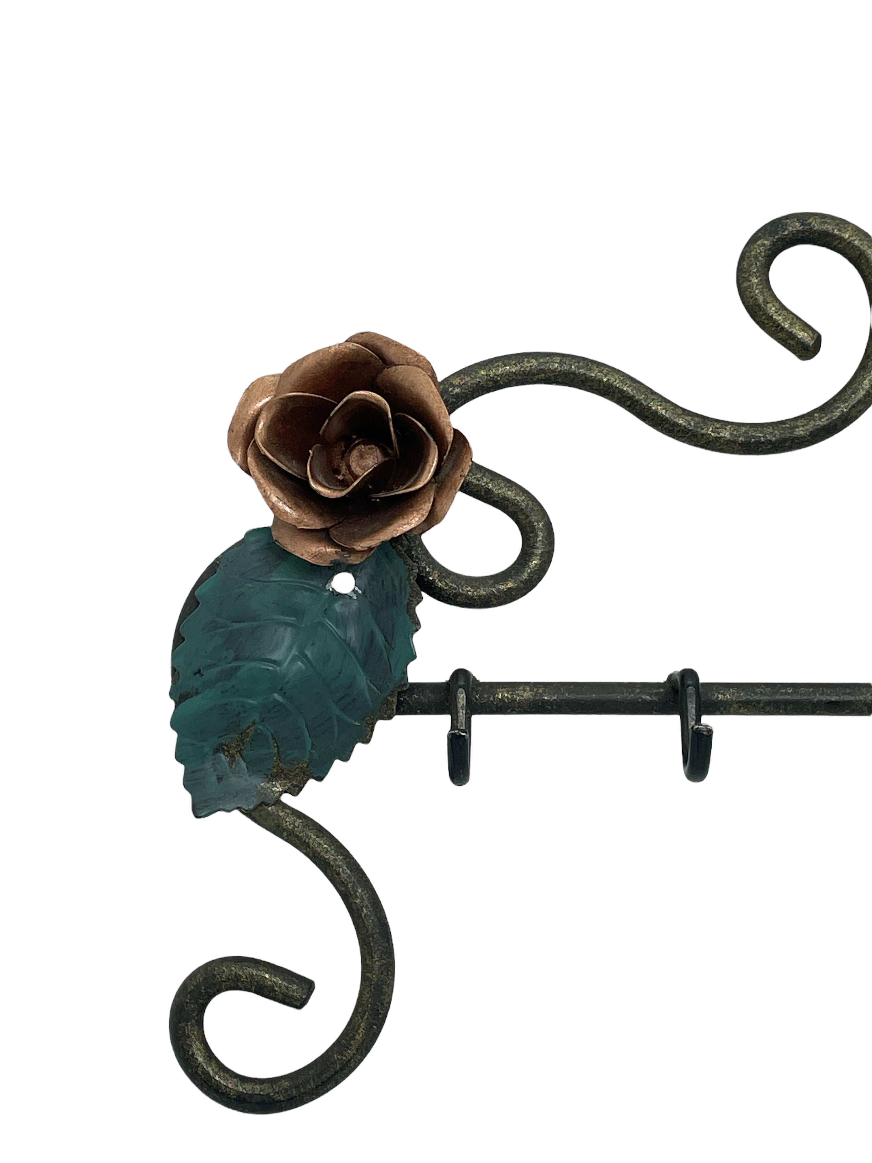 Mid-Century Modern Metal Tole Rose Flower Key Hanger Wall Decoration, Italy Vintage, 1980s For Sale