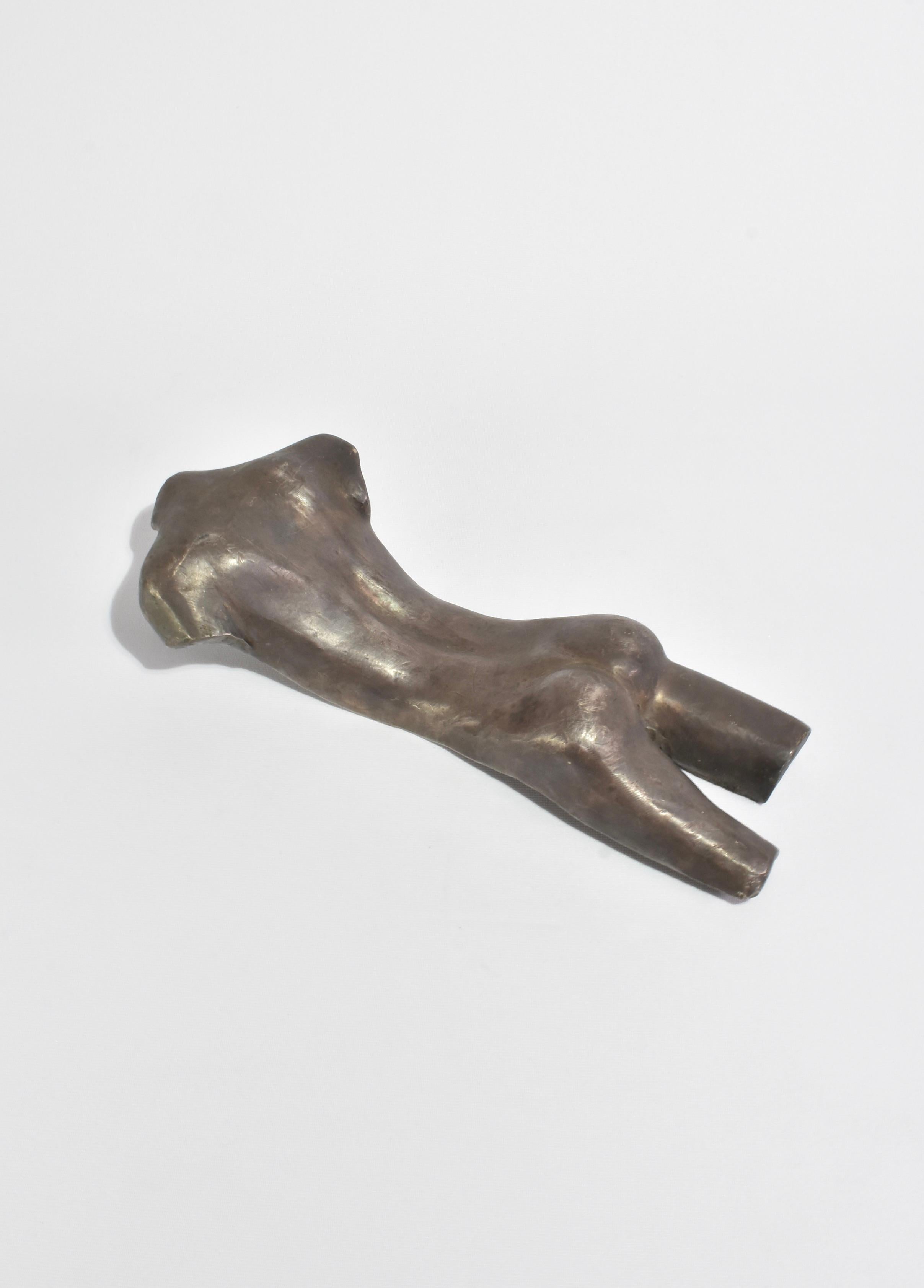Superbe sculpture de torse en métal moulé, faite à la main, avec une vis de fixation sur la face inférieure.