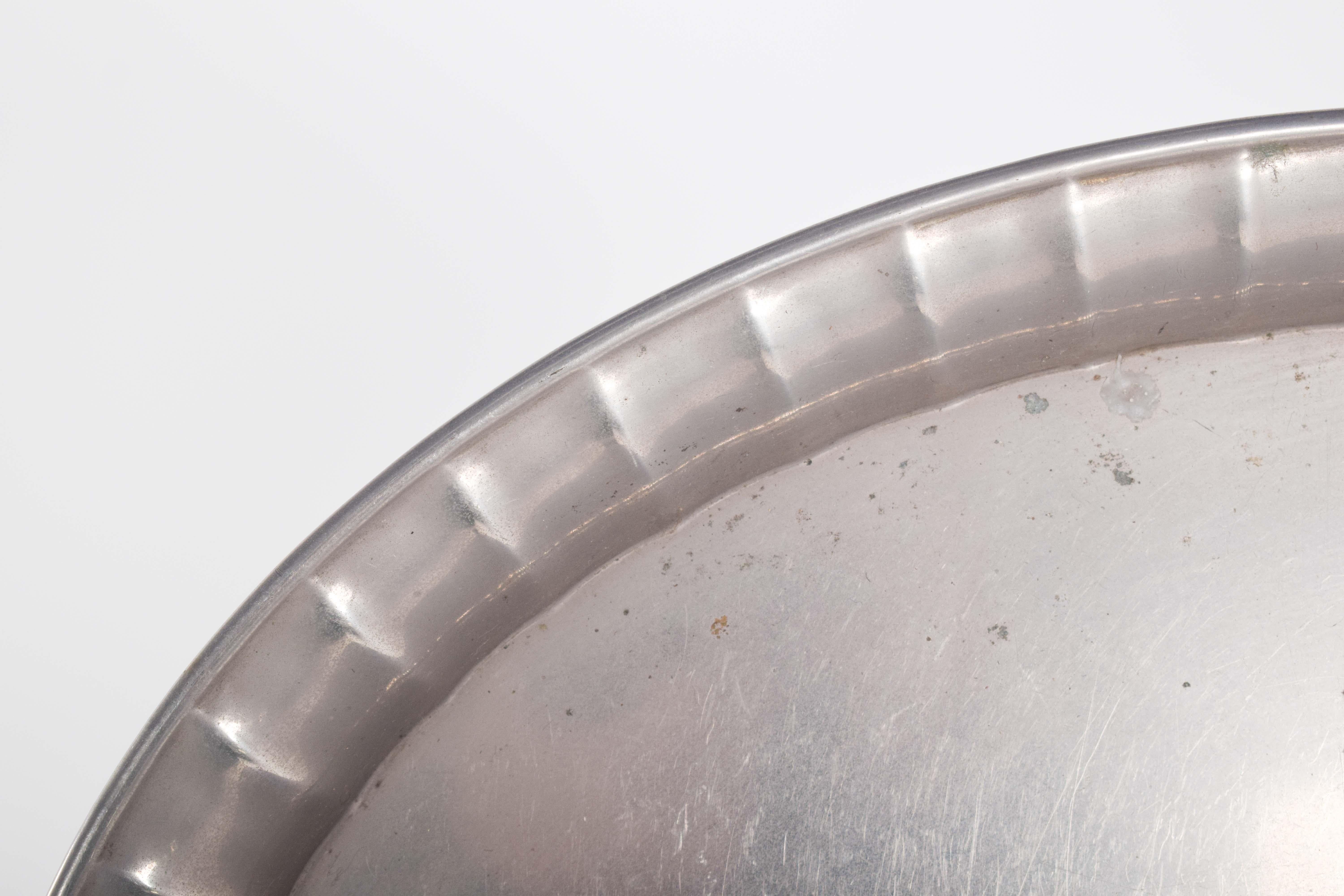 Metalltablett in ovaler Form (Moderne der Mitte des Jahrhunderts) im Angebot