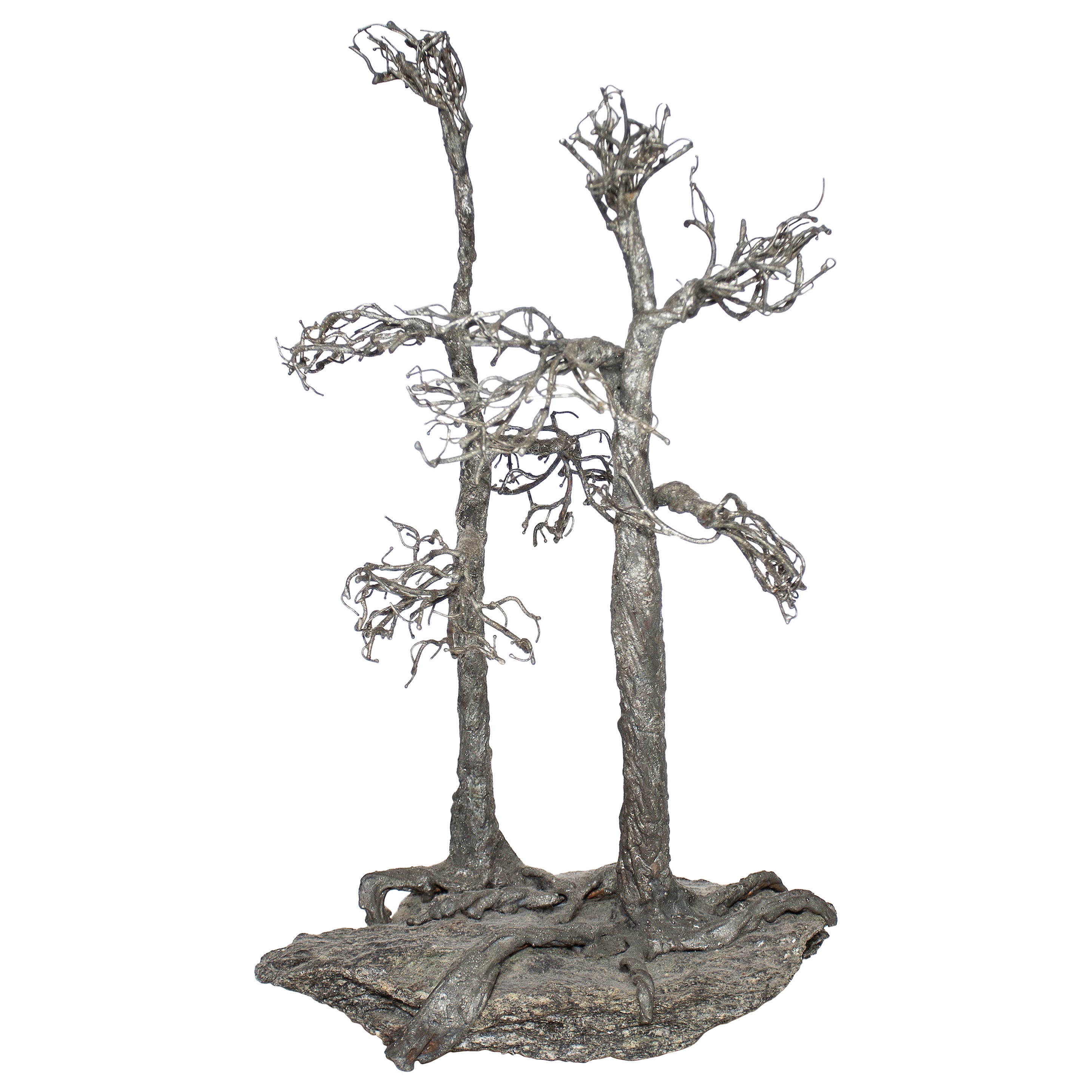 Árbol retorcido de metal sobre base de geoda