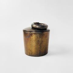 Urna in metallo rifinita in bronzo antico