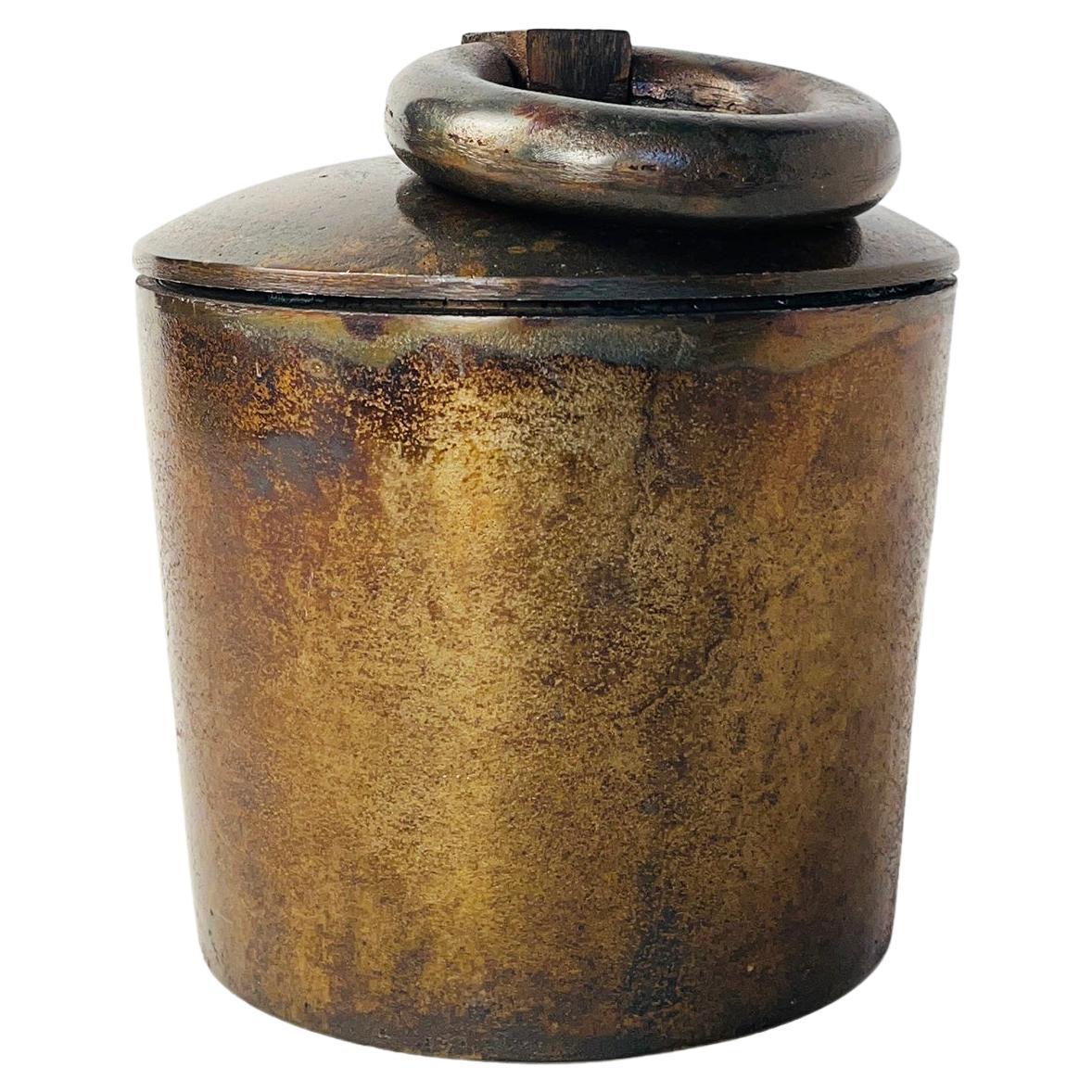 Urne aus Metall in antiker Bronze