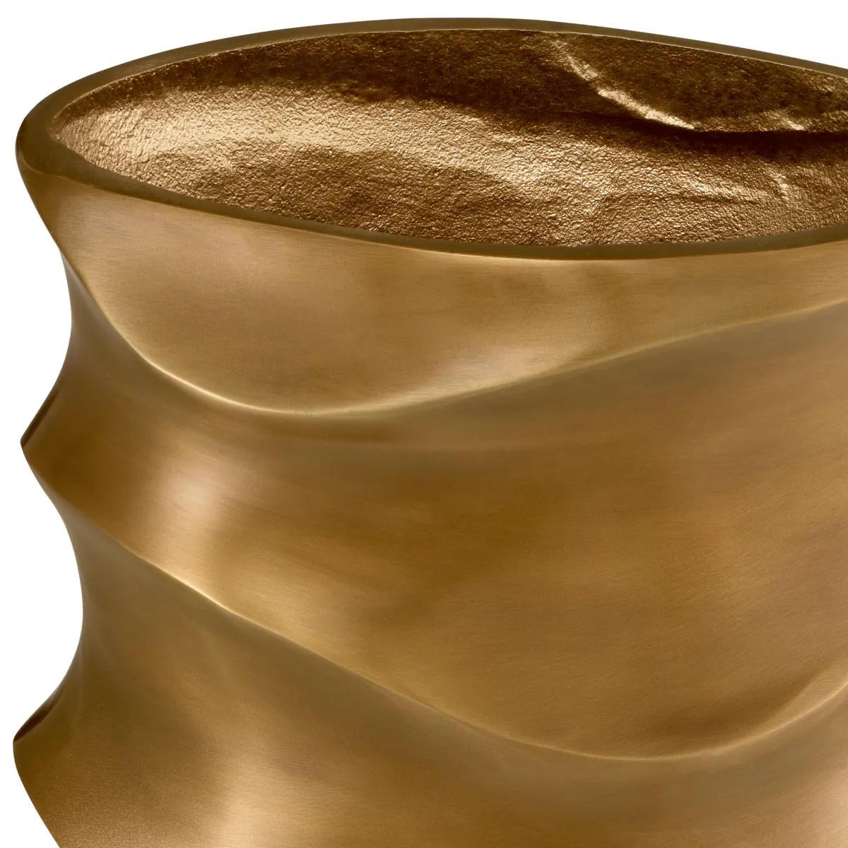 Patinato Vaso in metallo con patina di ottone vintage, opera contemporanea, design etnico. in vendita