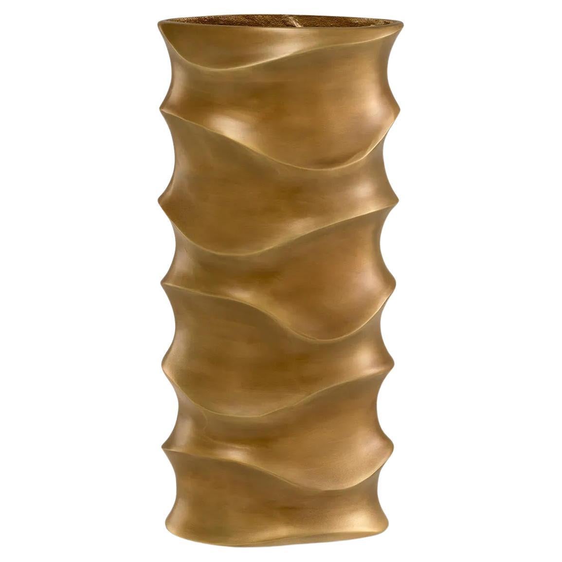 Vaso in metallo con patina di ottone vintage, opera contemporanea, design etnico.