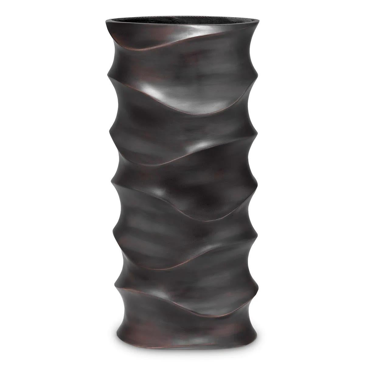 Moderno Vaso in metallo con patina di bronzo, opera contemporanea, design etnico. in vendita