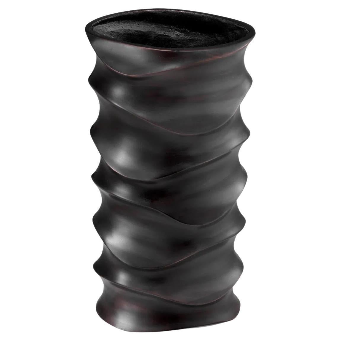 Vaso in metallo con patina di bronzo, opera contemporanea, design etnico. in vendita