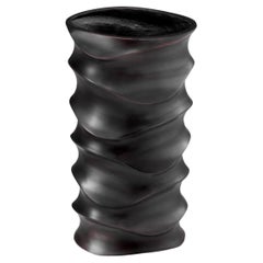 Vaso in metallo con patina di bronzo, opera contemporanea, design etnico.