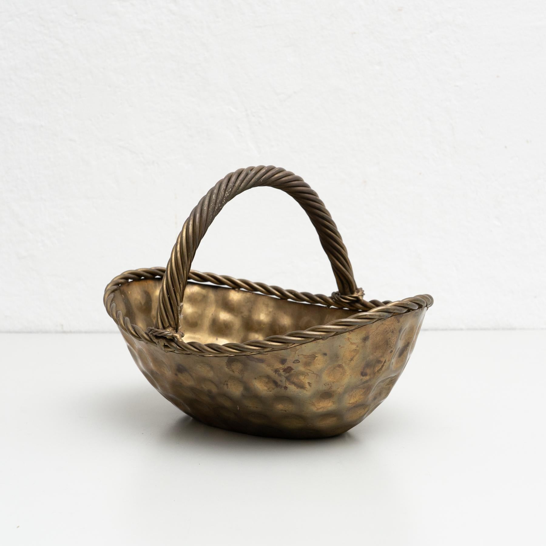 Panier décoratif antique en métal de style pique-nique.    Fabriqué par un fabricant inconnu, France, vers 1940.    Matériaux :  Métal    En état d'origine, avec de légères usures dues à l'âge et à l'utilisation, préservant une belle patine.