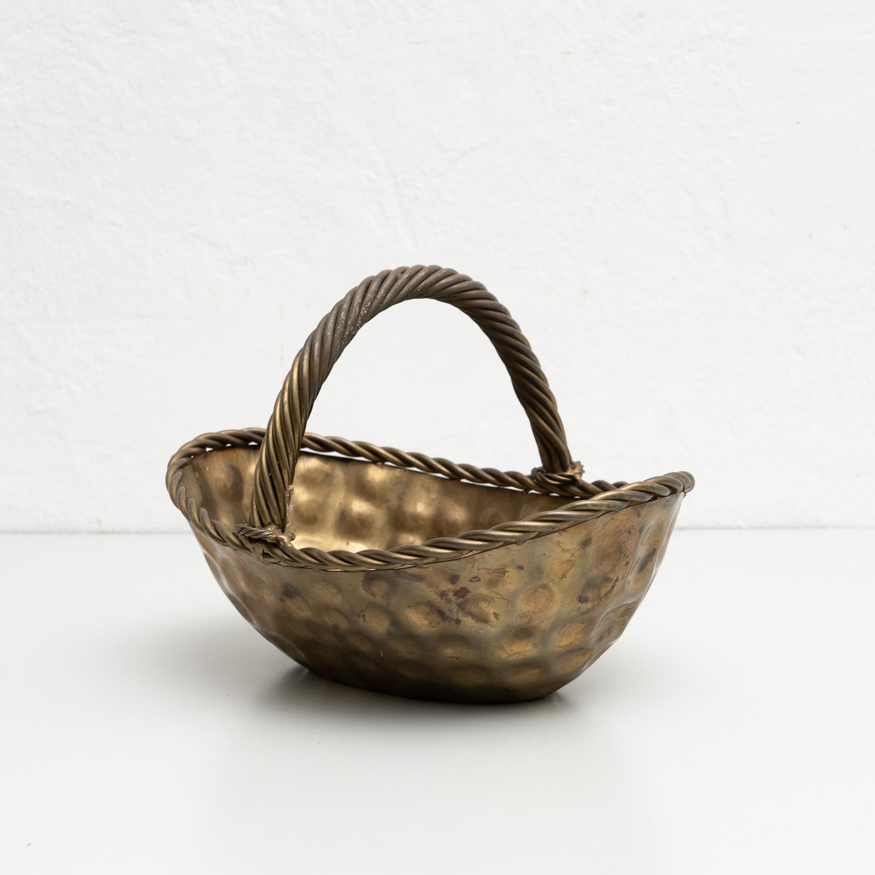 Cesta metálica decorativa antigua estilo picnic.

Fabricado por un fabricante desconocido, Francia, hacia 1940.

Materiales:
Metal

En su estado original, con pequeños desgastes propios de la edad y el uso, conserva una hermosa pátina.