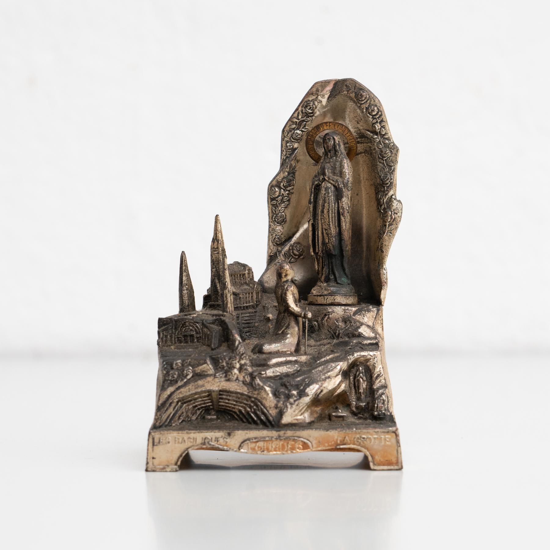 Memorabilia-Figur der Jungfrau Lourdes aus Metall, um 1950 (Moderne) im Angebot