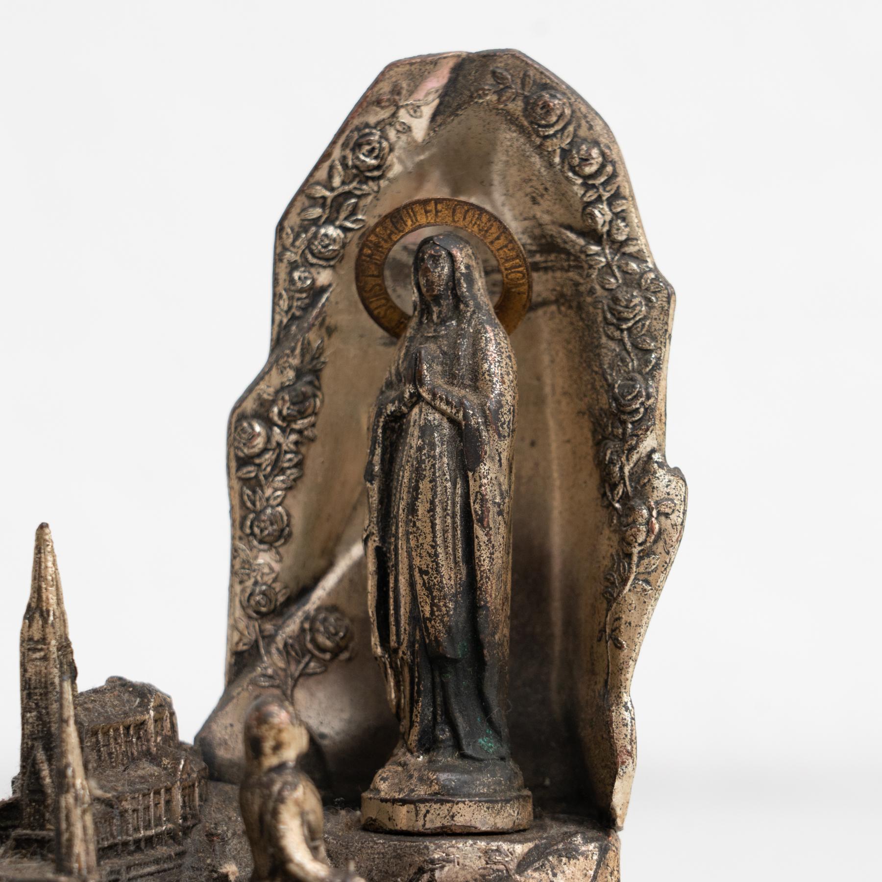 Memorabilia-Figur der Jungfrau Lourdes aus Metall, um 1950 (Spanisch) im Angebot