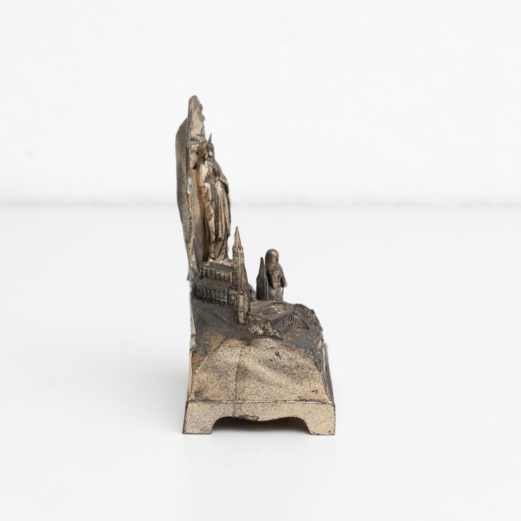 Memorabilia-Figur der Jungfrau Lourdes aus Metall, um 1950 im Angebot 2