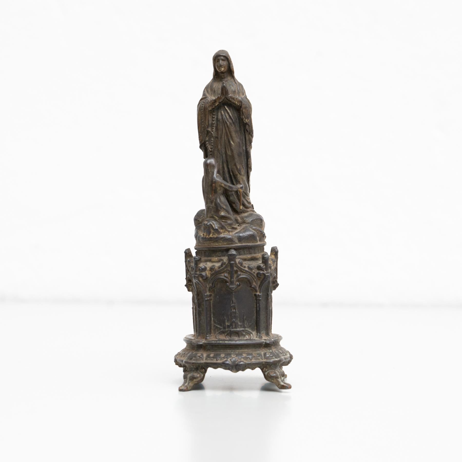 Figurine en métal de la Vierge Lourdes Memorabilia Bon état - En vente à Barcelona, Barcelona
