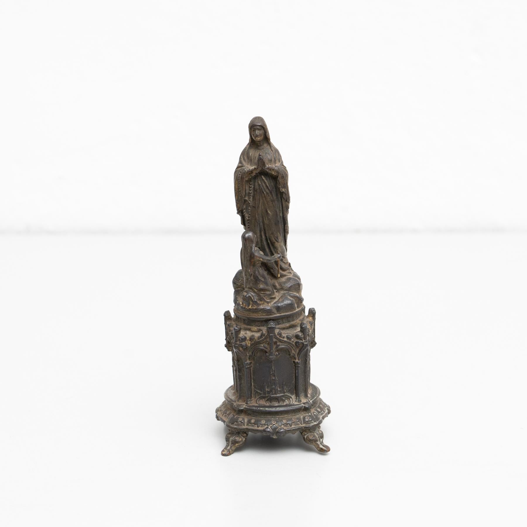 Milieu du XXe siècle Figurine en métal de la Vierge Lourdes Memorabilia en vente