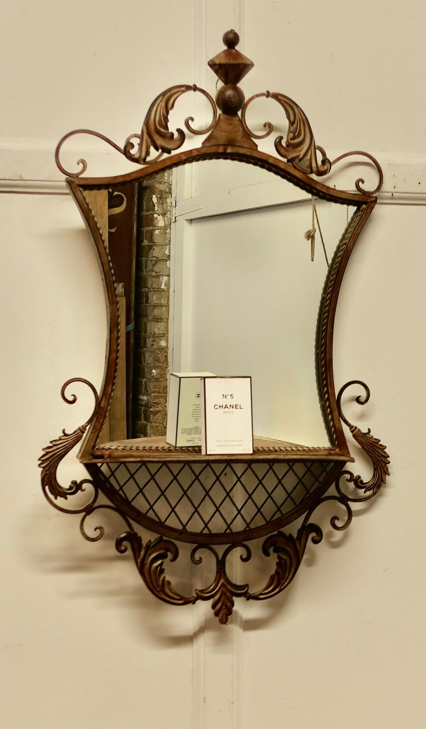 Miroir mural ou console en métal avec étagère

Pièce élégante de style provincial français, le miroir a une forme inhabituelle avec une corniche supérieure élaborée et un treillis inférieur avec une petite étagère qui se replie
Le miroir est en