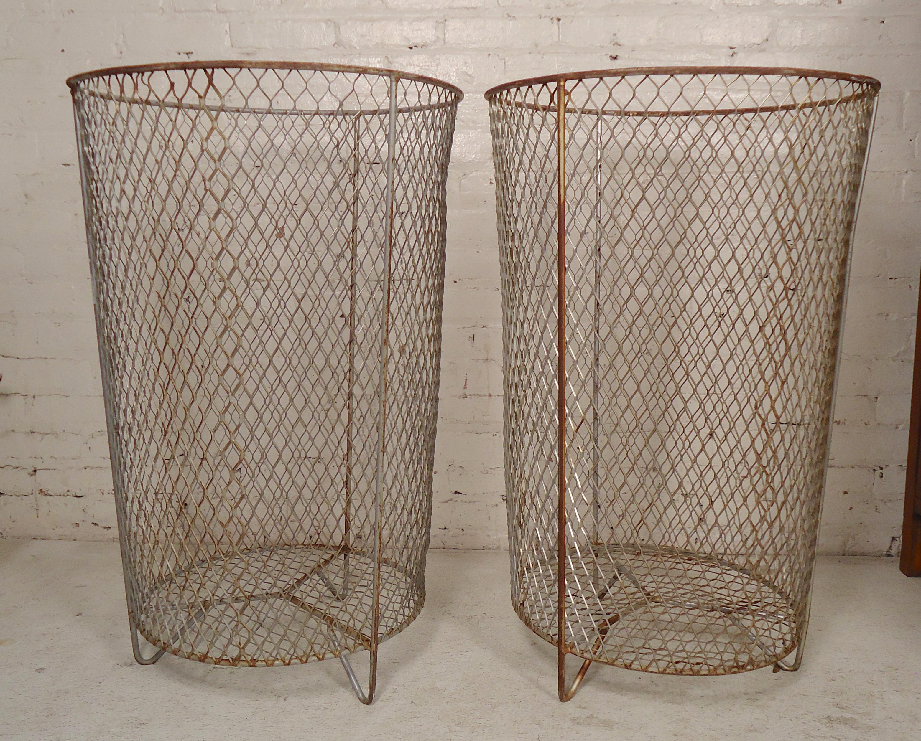 Single mesh metal waste basket. Two available.
(Please confirm item location - NY or NJ - with dealer).
  