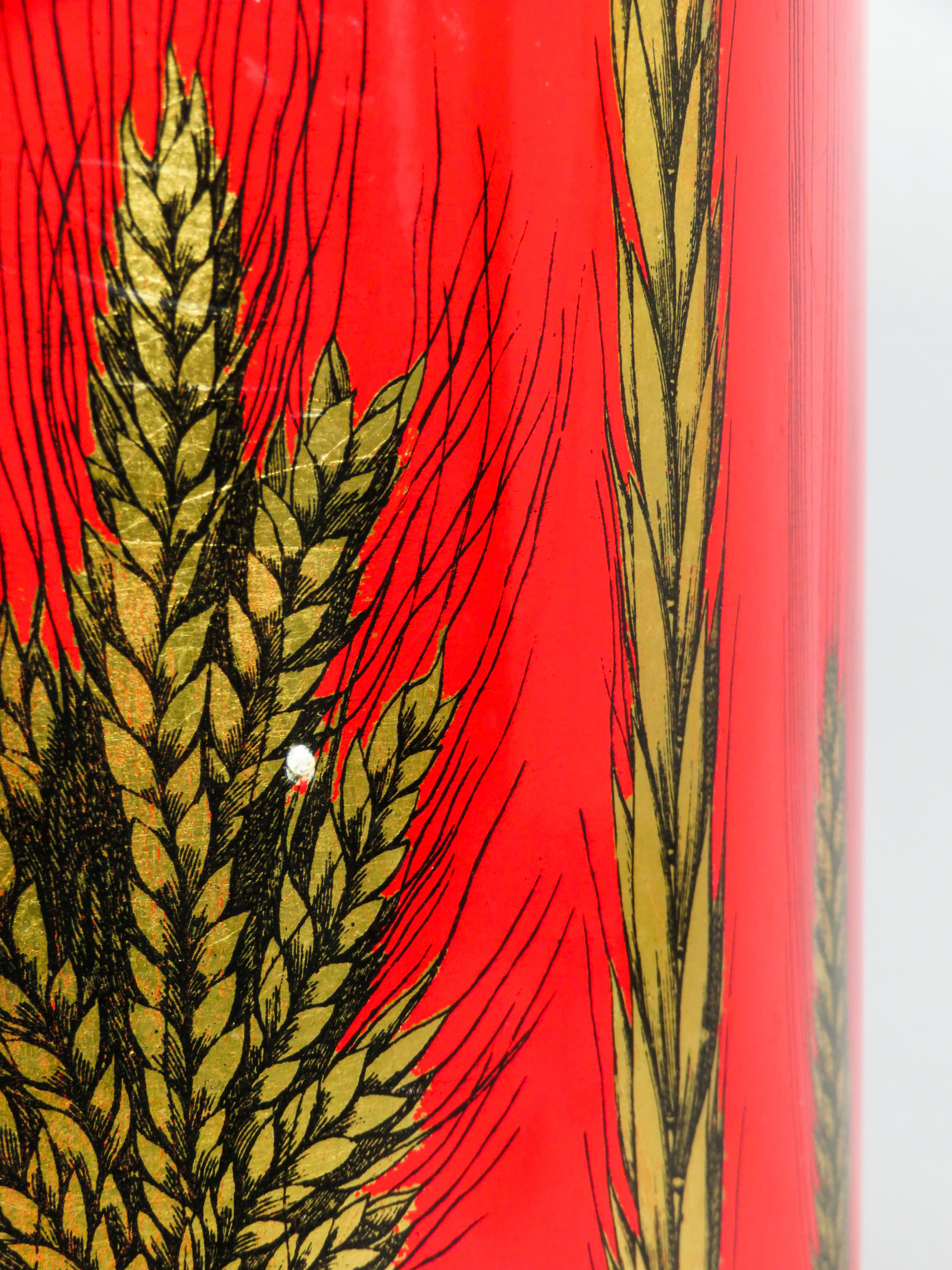 Metal wastebasket with a gold herringbone design and red lacquered base For Sale 7