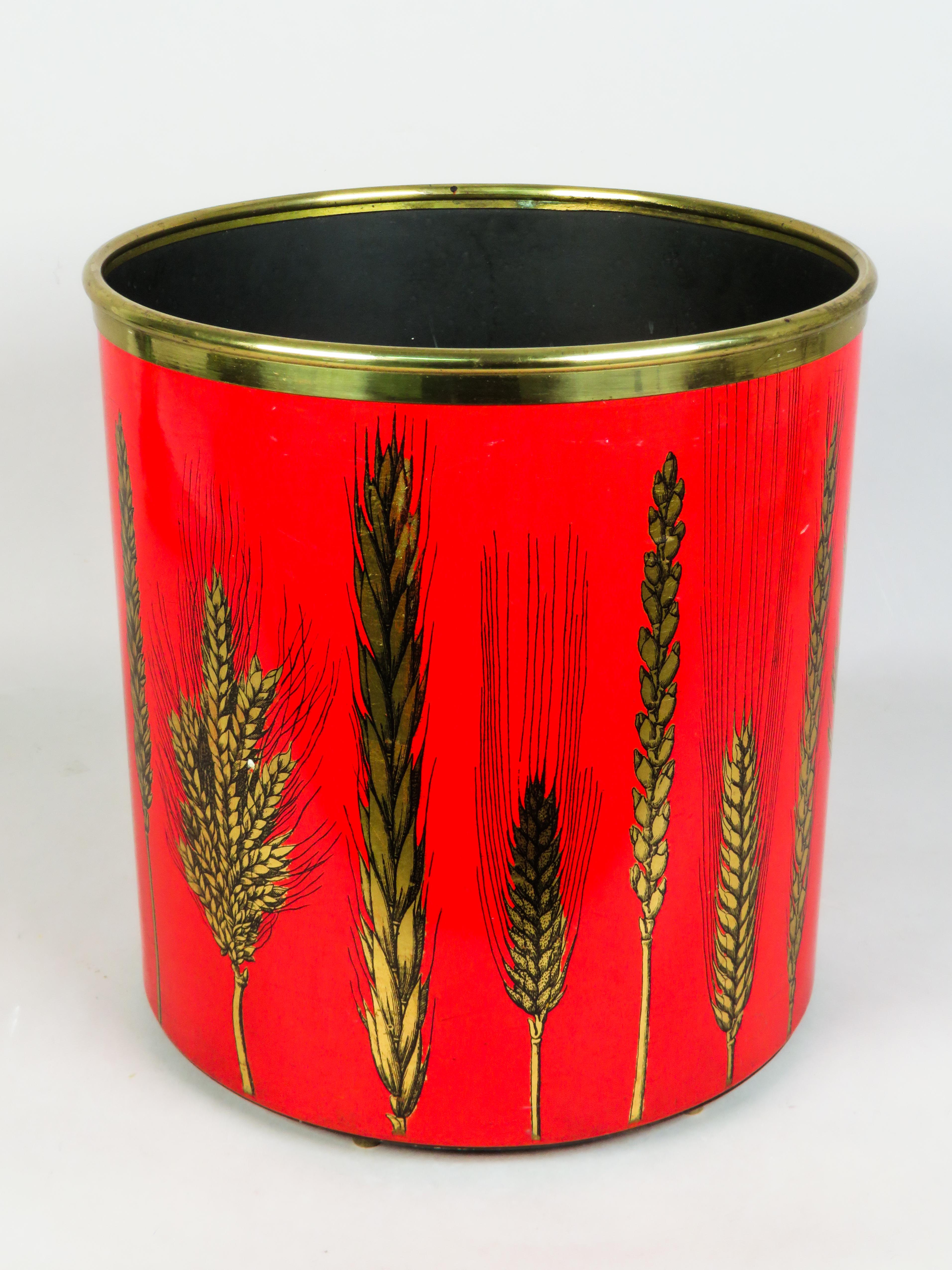 Metal wastebasket with a gold herringbone design and red lacquered base - Piero Fornasetti - c. 1950 - Italy

Dimensions: 28 cm high x 26.5 cm diameter